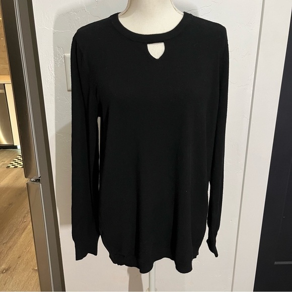 One A Black Keyhole High Low Knit Top Medium - Picture 3 of 10